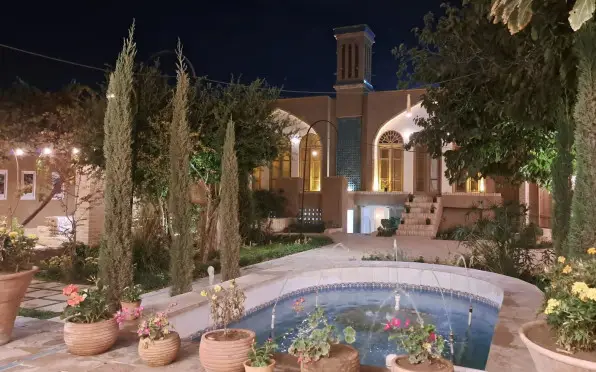 اقامتگاه بومگردی طرفه سپیدار سیرجان