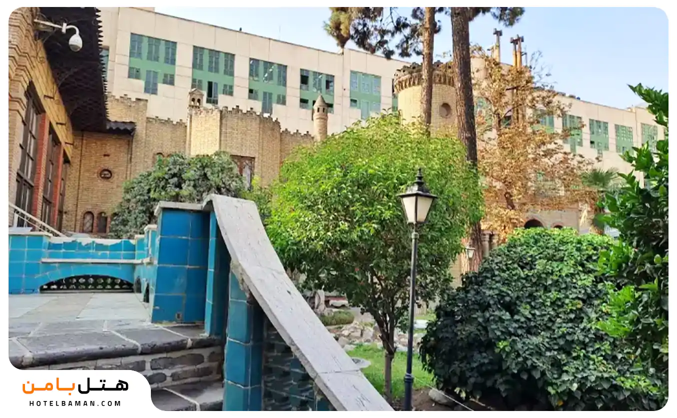 محوطه بیرونی خانه مقدم تهران