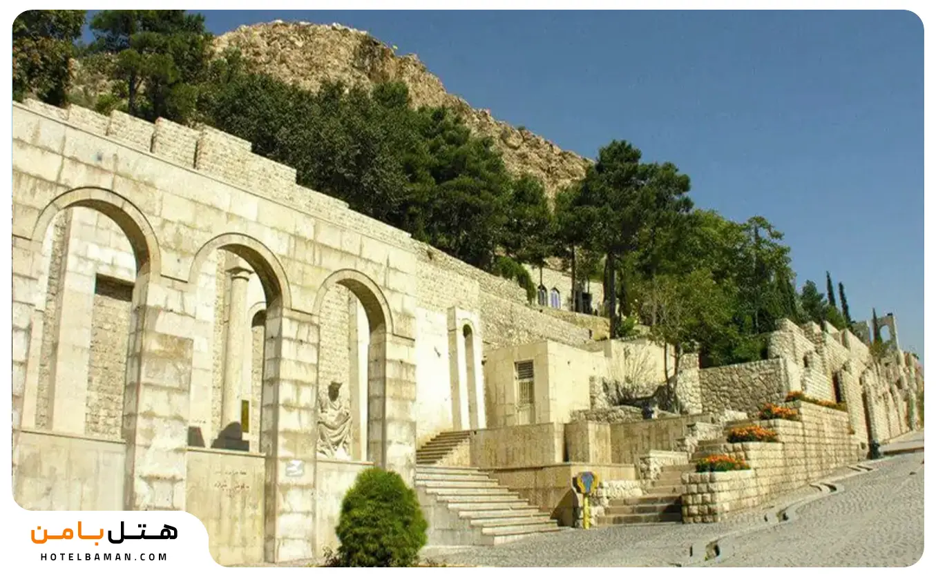 نمای بیرونی از مقبره خواجوی کرمانی